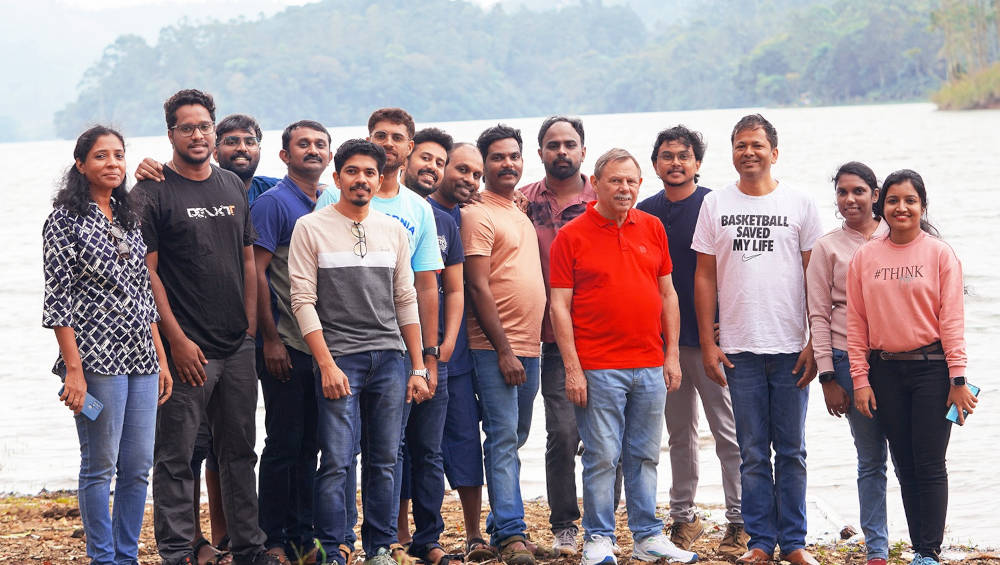 Günter Wiskot mit dem Team von Heidelsoft in Indien