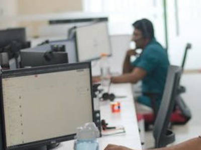 Mann arbeitet an einem Computer