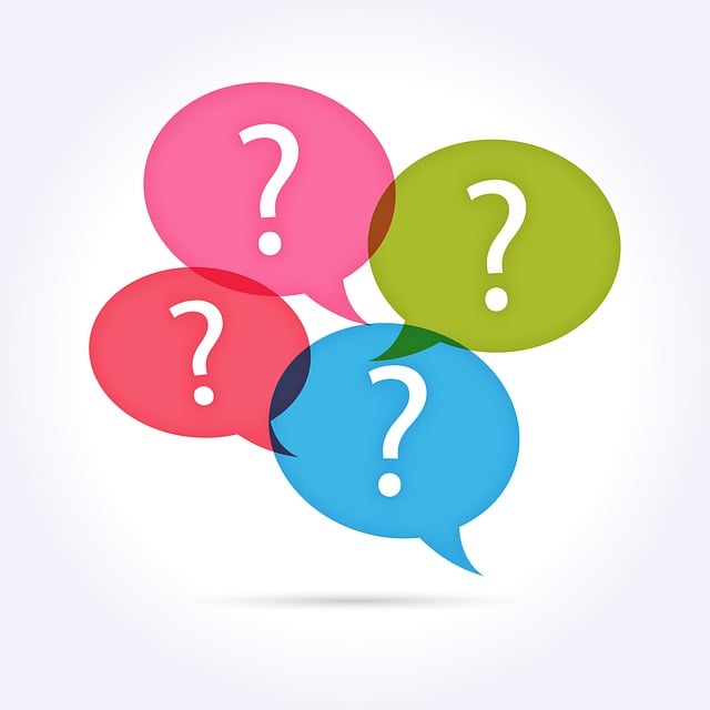 Sprechblasen mit Fragezeichen